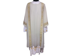 Dalmática diaconal decorada con galones dorados beige