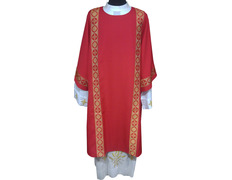 Dalmática diaconal decorada con galones dorados rojo