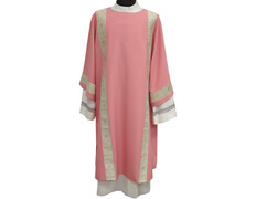 Dalmática diaconal decorada con galones dorados rosa