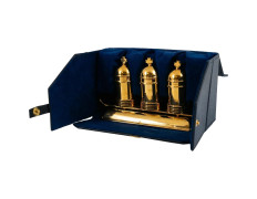 Tres crismeras doradas para los Santos Óleos