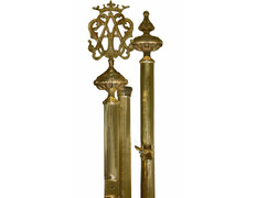 Vara porta estandarte de bronce con insignia mariana