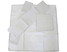 Conjunto de altar con IHS bordado en hilo blanco