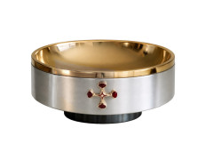 Patena de metal con piedras en la Cruz