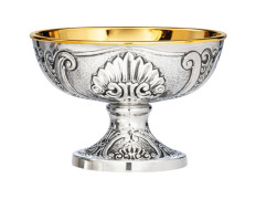 Patena de plata con elementos  en relieve