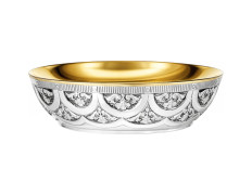 Patena de plata con elementos litúrgicos en relieve