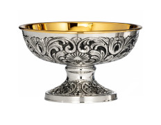 Patena de plata con decoración exterior repujada