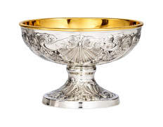 Patena de plata de ley con concha en relieve