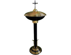 Pila bautismal de metal dorado y negro con tapa con Cruz