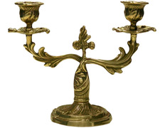 Candelabro de metal con dos brazos