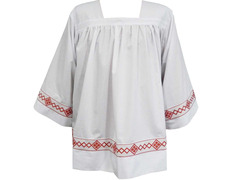 Roquete de monaguillo decorado con galón rojo