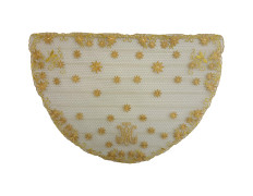 Toca de sobremanto con flores y Ave María