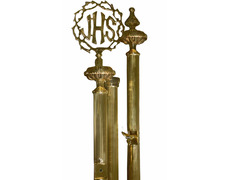 Vara porta estandarte de bronce con IHS