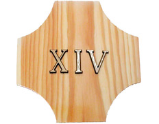 Vía Crucis con estaciones de pino rojo