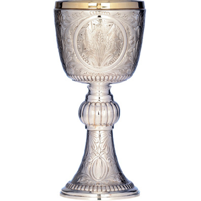 Cáliz de plata con elementos litúrgicos cincelados 