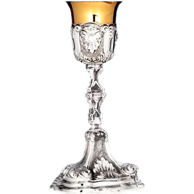 Cáliz de plata con elementos litúrgicos en relieve