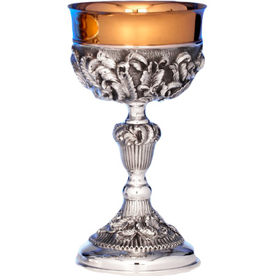 Cáliz de plata decorado con elementos litúrgicos