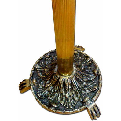 Candelero de pie con base y bandeja decoradas dorado