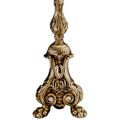 Candelero de bronce con base con tres apoyos