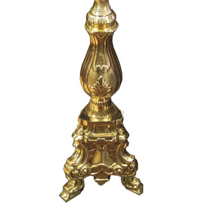 Candelero de pie en bronce con base triangular