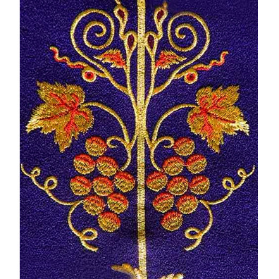 Casulla de tela damasco con estolón central bordado morado