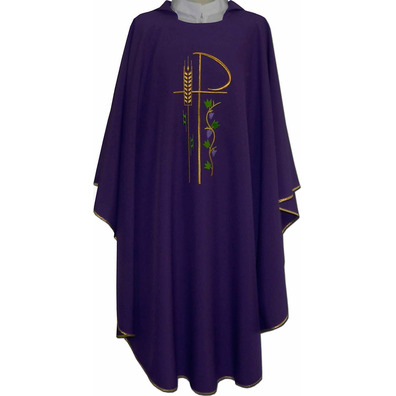 Casulla de poliéster disponible en cuatro colores morado