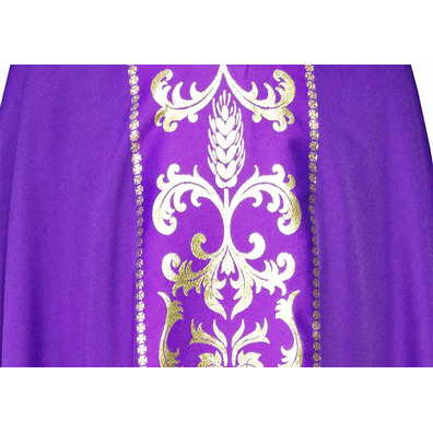 Casulla con estolón con decoración dorada morado