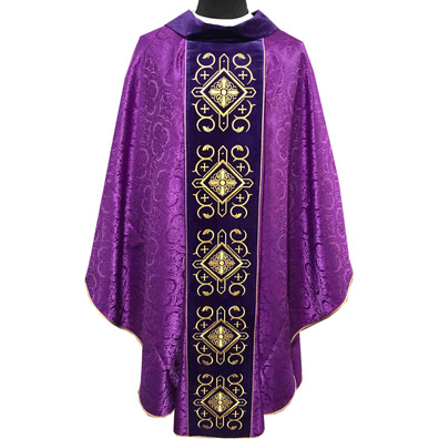 Casulla con cuello y estolón de terciopelo morado