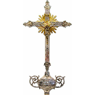Cruz parroquial de metal cincelado con varal