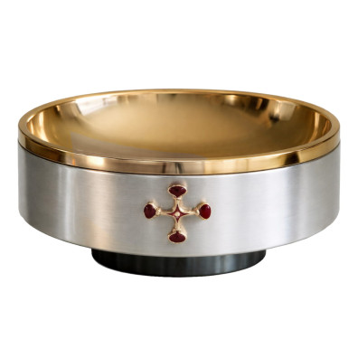 Patena de metal con piedras en la Cruz