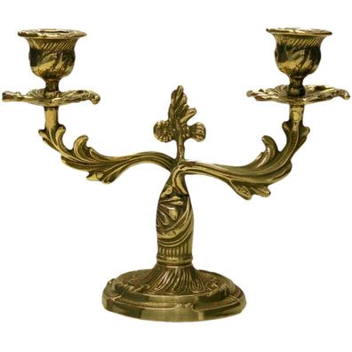 Candelabro de metal con dos brazos