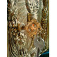Sagrario de bronce y mármol con cáliz cincelado