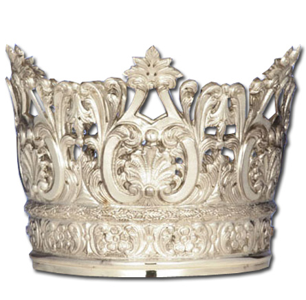 Corona de plata con elementos litúrgicos en relieve